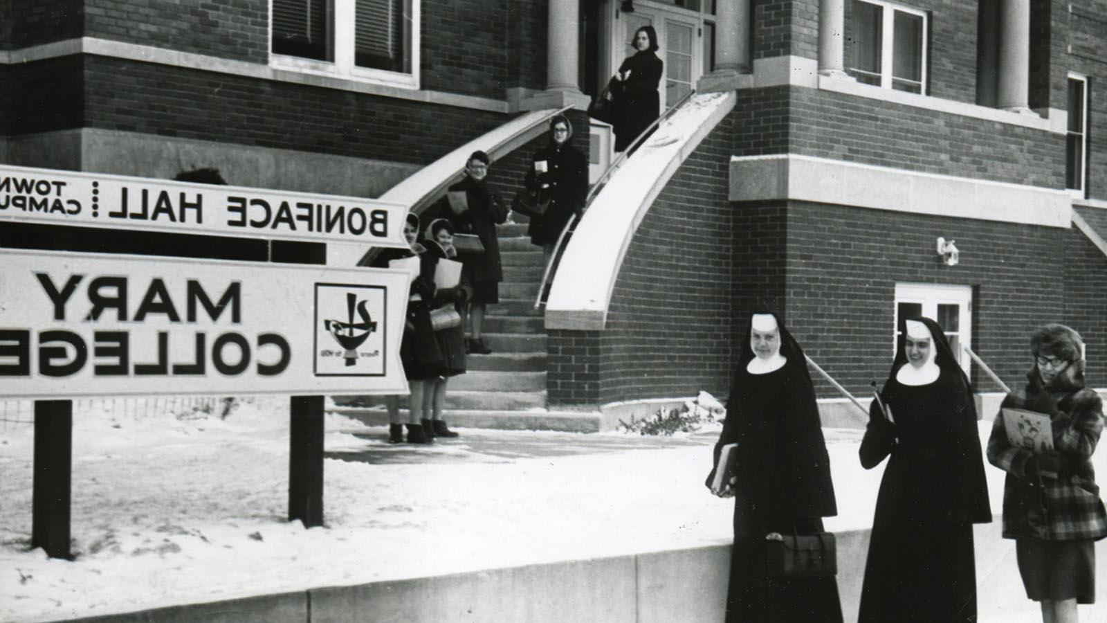 推荐最近最火的lol外围软件城校园的姐妹和学生站在博尼法斯大厅外的历史照片